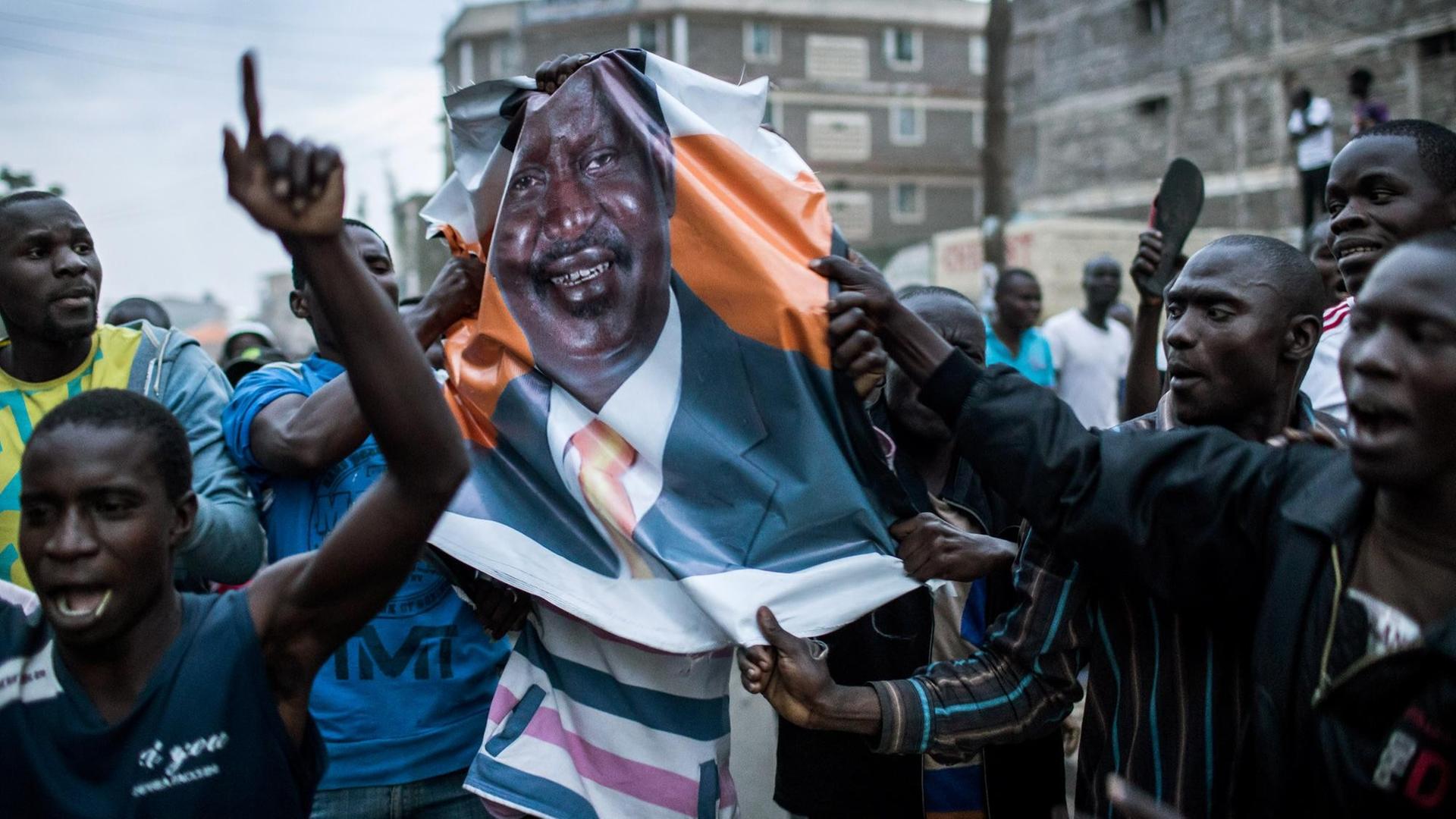 Unterstützer des kenianischen oppositionellen Präsidentschaftskandidaten Raila Odinga bei einem Protestmarsch im Mathare Slum in Nairobi. Unterstützer des kenianischen oppositionellen Präsidentschaftskandidaten Raila Odinga bei einem Protestmarsch im Mathare Slum in Nairobi.