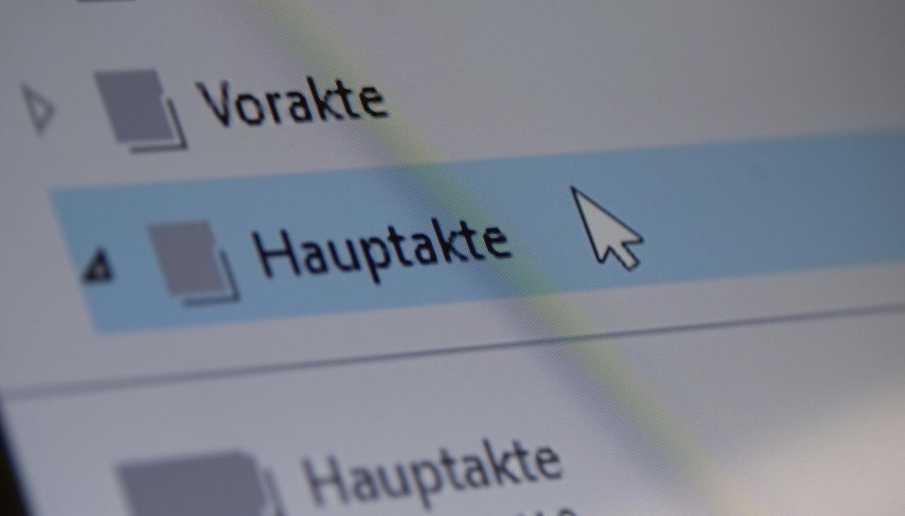 Eine Hauptakte wird während einer Pressekonferenz nach der Einführung der elektronischen Akte an allen Gerichten der Arbeitsgerichtsbarkeit in Baden-Württemberg in der Software aufgerufen. Am Landgericht Mannheim und am Arbeitsgericht Stuttgart wurde die elektronische Akte bereits 2016 eingeführt. Nach und nach soll die Papierakte abgeschafft werden. Eine Hauptakte wird während einer Pressekonferenz nach der Einführung der elektronischen Akte an allen Gerichten der Arbeitsgerichtsbarkeit in Baden-Württemberg in der Software aufgerufen. Am Landgericht Mannheim und am Arbeitsgericht Stuttgart wurde die elektronische Akte bereits 2016 eingeführt. Nach und nach soll die Papierakte abgeschafft werden.