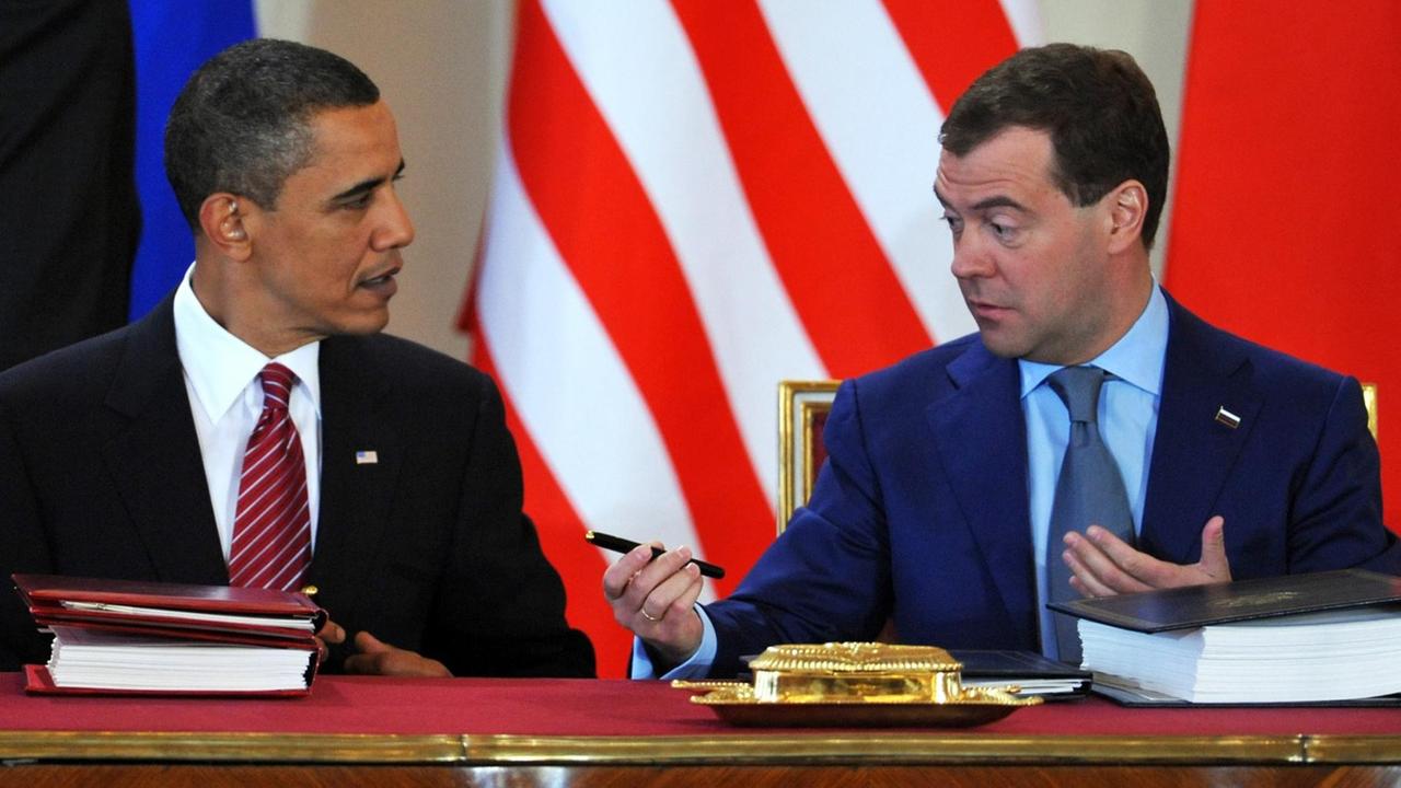 2010 unterzeichnen der US- und der russische Präsident Barack Obama und Dmitri Medwedjew den New-START-Abrüstungsvertrag 2010 unterzeichnen der US- und der russische Präsident Barack Obama und Dmitri Medwedjew den New-START-Abrüstungsvertrag