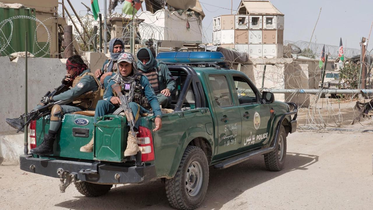 Ohne Sicherheitskonvoi der afghanischen Armee kann UNICEF nicht durchs Land fahren, um Impfungen durchzuführen. Auf dem Pickup sitzen vier schwerbewaffnete Kämpfer.
