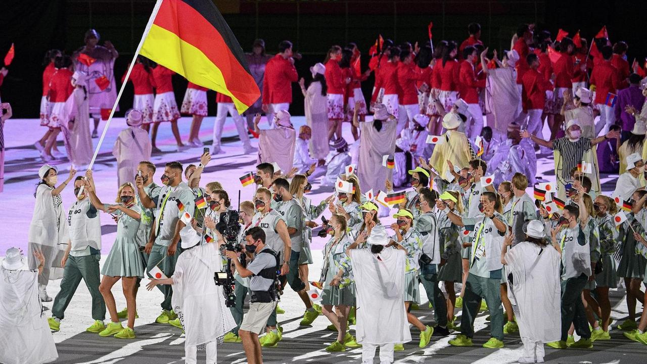 Das Team aus Deutschland, GER, marschiert ein, die Beachvolleyballerin Laura Ludwig und der Turmspringer Patrick Hausding tragen die deutsche Flagge Das Team aus Deutschland, GER, marschiert ein, die Beachvolleyballerin Laura Ludwig und der Turmspringer Patrick Hausding tragen die deutsche Flagge