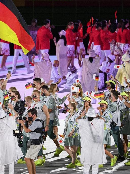 Das Team aus Deutschland, GER, marschiert ein, die Beachvolleyballerin Laura Ludwig und der Turmspringer Patrick Hausding tragen die deutsche Flagge