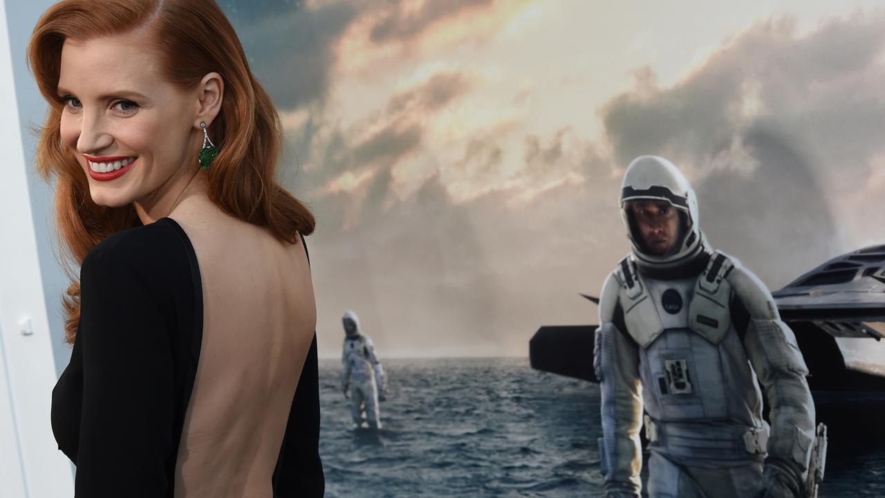 Schauspielerin Jessica Chastain posiert vor dem Filmplakat zu "Interstellar".