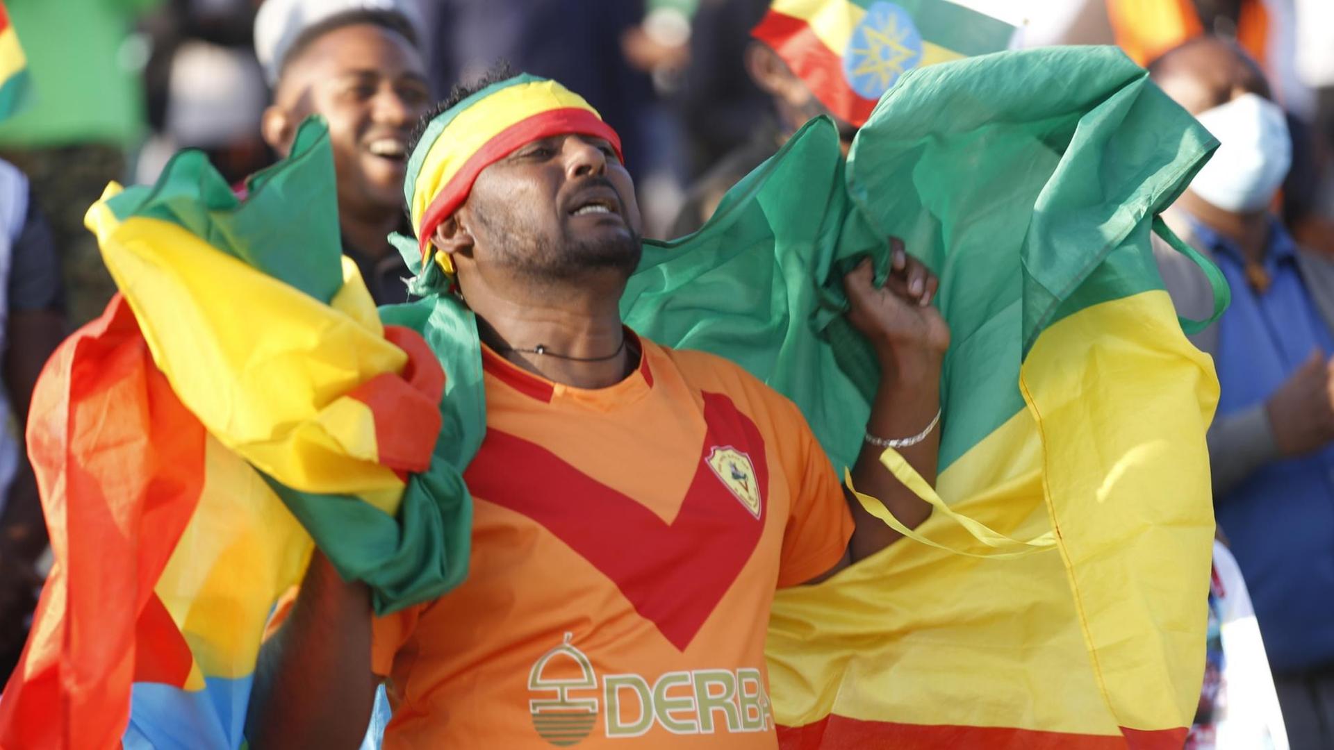 Äthiopier versammeln sich zu einer Demonstration zur Unterstützung der Regierung auf dem Meskel-Platz nach dem Vormarsch der Rebellen in der Provinz Oromiya und Amhara in Addis Abeba, Äthiopien am 07. November 2021 Äthiopier versammeln sich zu einer Demonstration zur Unterstützung der Regierung auf dem Meskel-Platz nach dem Vormarsch der Rebellen in der Provinz Oromiya und Amhara in Addis Abeba, Äthiopien am 07. November 2021