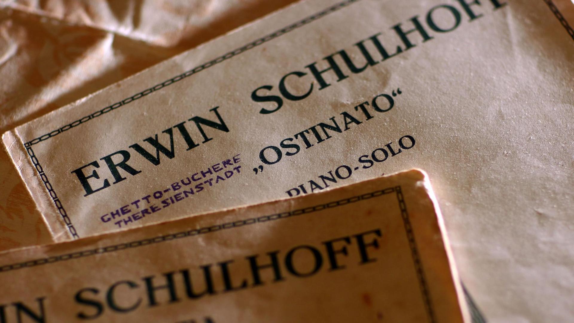Auf dem Bild sind Noten zu sehen mit dem Titel "Erwin Schulhoff: Ostinato". Auf dem Bild sind Noten zu sehen mit dem Titel "Erwin Schulhoff: Ostinato".