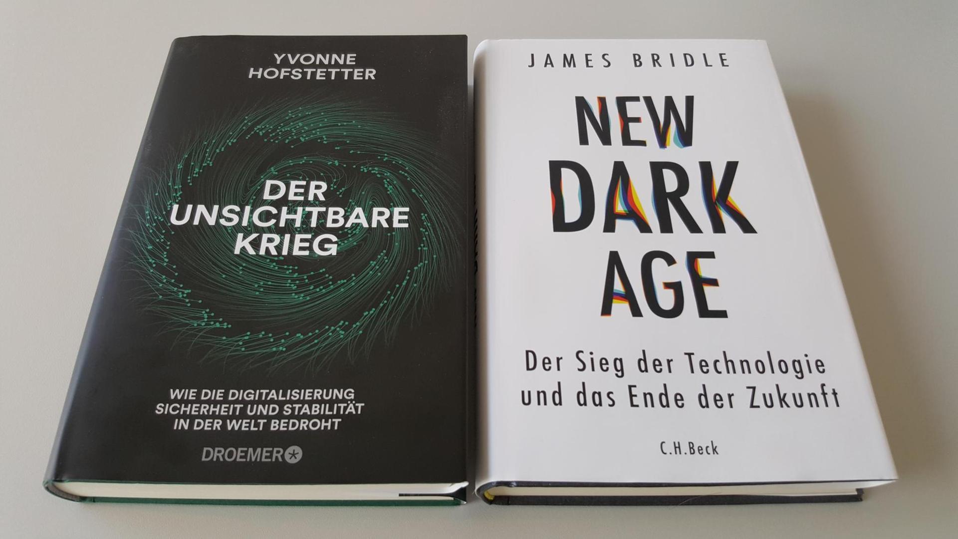 Das Bild zeigt die Cover der beiden Bücher "Der unsichtbare Krieg" von Yvonne Hofstetter und "New Dark Age" von James Bridle. Das Bild zeigt die Cover der beiden Bücher "Der unsichtbare Krieg" von Yvonne Hofstetter und "New Dark Age" von James Bridle.