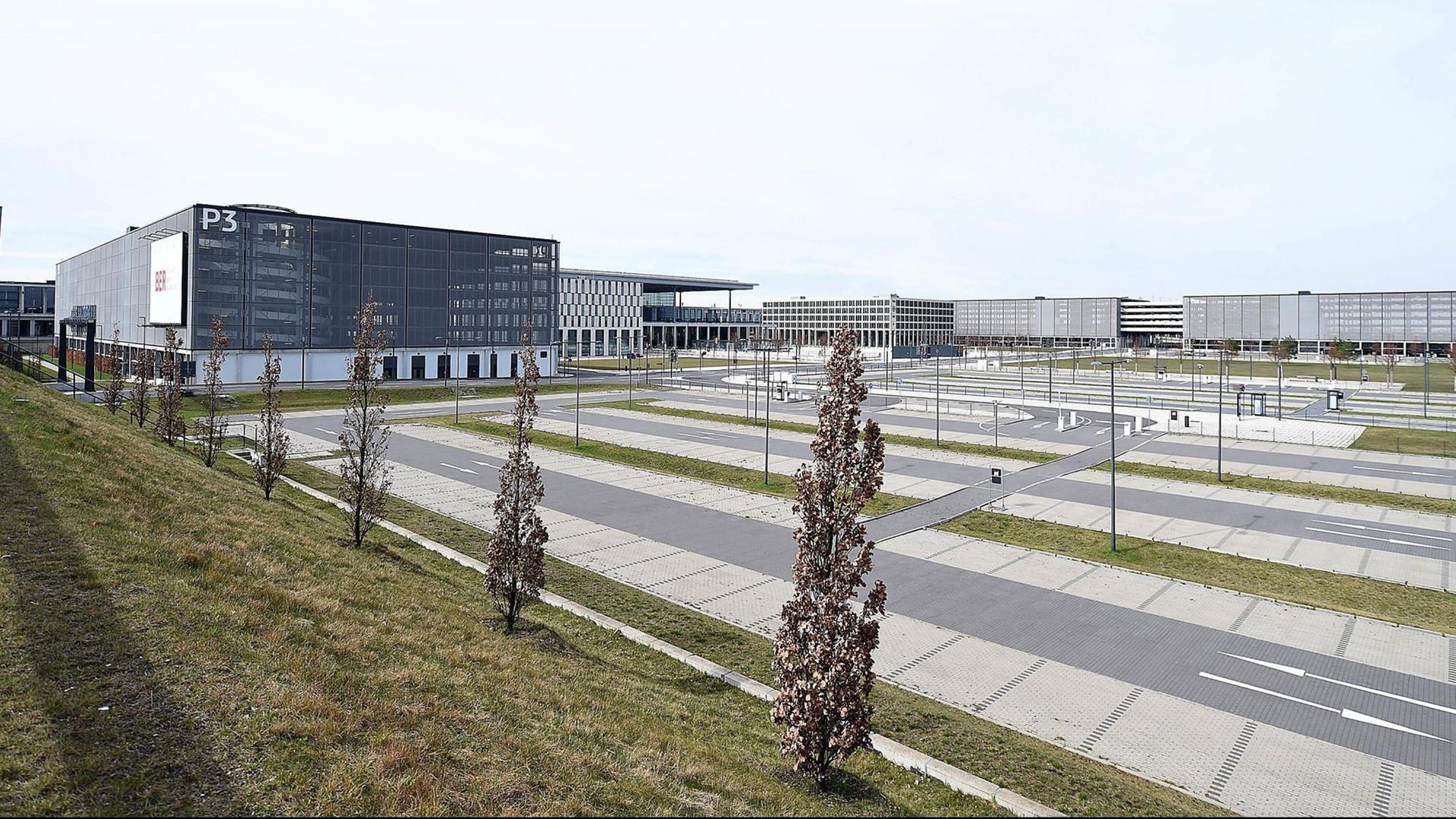 Blick auf Gebäude und Straßen am Flughafen Berlin Brandenburg Blick auf Gebäude und Straßen am Flughafen Berlin Brandenburg