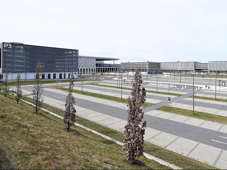 Blick auf Gebäude und Straßen am Flughafen Berlin Brandenburg