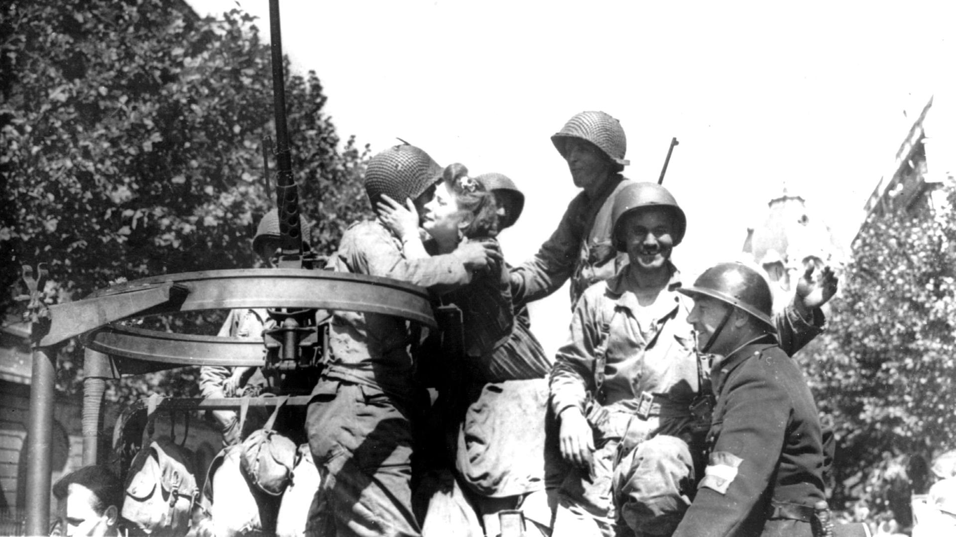 Die Pariser Bevölkerung begrüßt im August 1944 die US-amerikanischen Truppen nach der Befreiung der Stadt von der deutschen Besatzung. Die Pariser Bevölkerung begrüßt im August 1944 die US-amerikanischen Truppen nach der Befreiung der Stadt von der deutschen Besatzung.