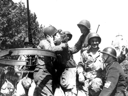 Die Pariser Bevölkerung begrüßt im August 1944 die US-amerikanischen Truppen nach der Befreiung der Stadt von der deutschen Besatzung.