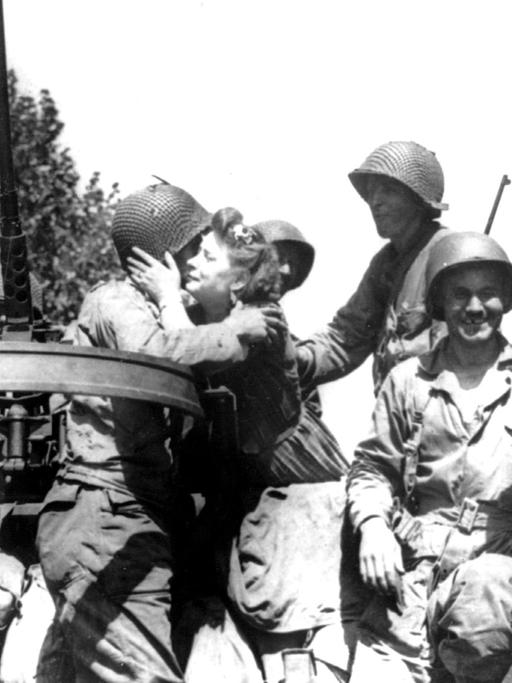 Die Pariser Bevölkerung begrüßt im August 1944 die US-amerikanischen Truppen nach der Befreiung der Stadt von der deutschen Besatzung.