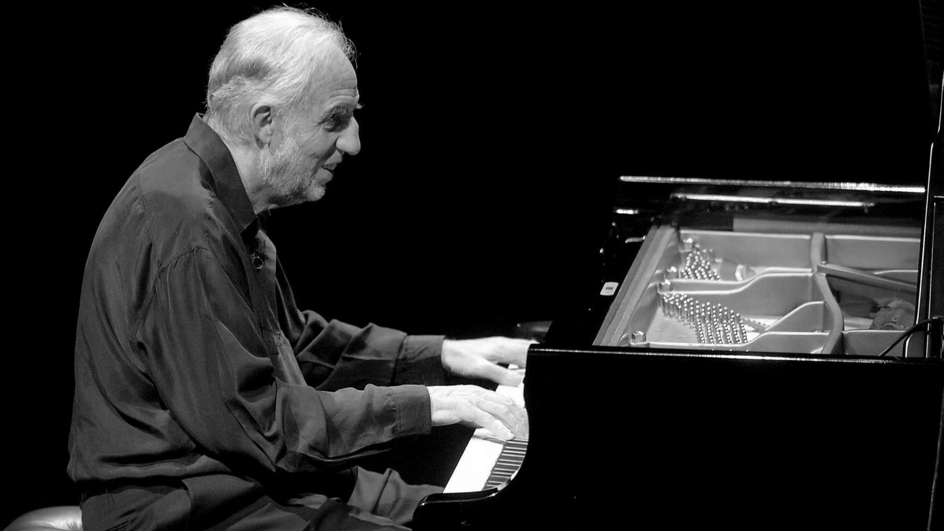 Der französische Pianist Jacques Loussier spielt während des International Jazzfestivals 2006 in San Sebastian
