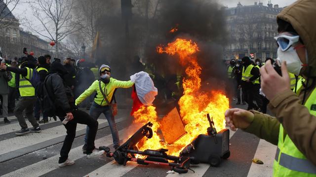 Am Pariser "Place de la Republique" setzen Demonstranten der sogenannte Gelbwesten Barrikaden in Brand.