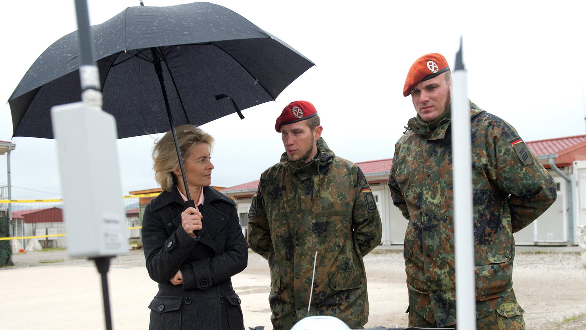 Bundesverteidigungsministerin Ursula von der Leyen (CDU) sieht sich am 15.05.2014 im Feldlager Novo Selo im Kosovo bei den Soldaten des Kfor-Einsatzbatallions eine Mikado-Aufklärungsdrohne an. Bundesverteidigungsministerin Ursula von der Leyen (CDU) sieht sich am 15.05.2014 im Feldlager Novo Selo im Kosovo bei den Soldaten des Kfor-Einsatzbatallions eine Mikado-Aufklärungsdrohne an.