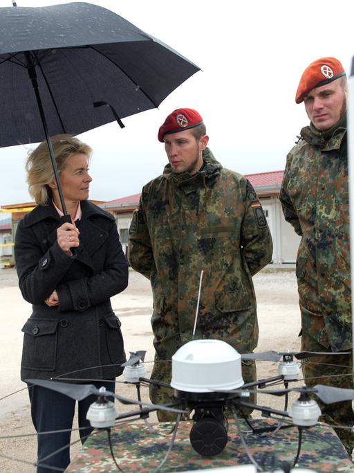 Bundesverteidigungsministerin Ursula von der Leyen (CDU) sieht sich am 15.05.2014 im Feldlager Novo Selo im Kosovo bei den Soldaten des Kfor-Einsatzbatallions eine Mikado-Aufklärungsdrohne an.