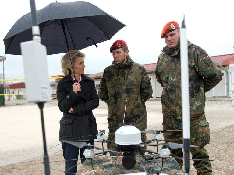 Bundesverteidigungsministerin Ursula von der Leyen (CDU) sieht sich am 15.05.2014 im Feldlager Novo Selo im Kosovo bei den Soldaten des Kfor-Einsatzbatallions eine Mikado-Aufklärungsdrohne an.