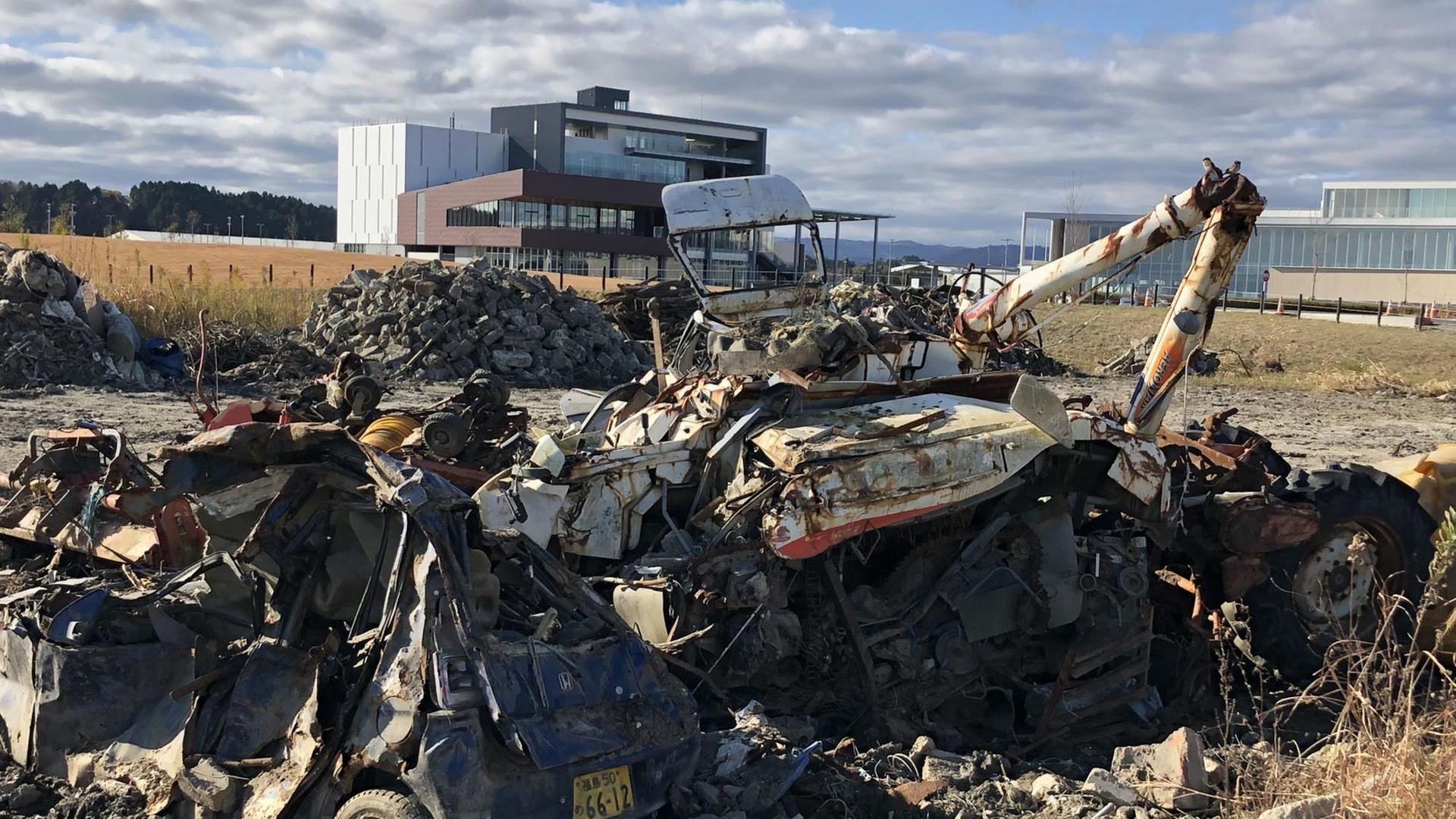 Der gewaltige Tsunami überschwemmte vor zehn Jahren die ganze Küstenregion. Immer wieder sieht man noch Reste der Verwüstung, wie hier vorne im Bild den Schrott von Autos. Im Hintergrund dagegen das neue Fukushima: Das jüngst errichtete Museum über die nukleare Katastrophe. Der gewaltige Tsunami überschwemmte vor zehn Jahren die ganze Küstenregion. Immer wieder sieht man noch Reste der Verwüstung, wie hier vorne im Bild den Schrott von Autos. Im Hintergrund dagegen das neue Fukushima: Das jüngst errichtete Museum über die nukleare Katastrophe.