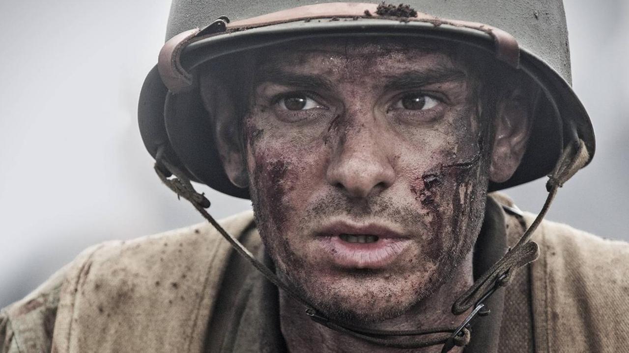 Desmond T. Doss (Andrew Garfield) mit Helm und Kampfanzug im Schützengraben Desmond T. Doss (Andrew Garfield) mit Helm und Kampfanzug im Schützengraben