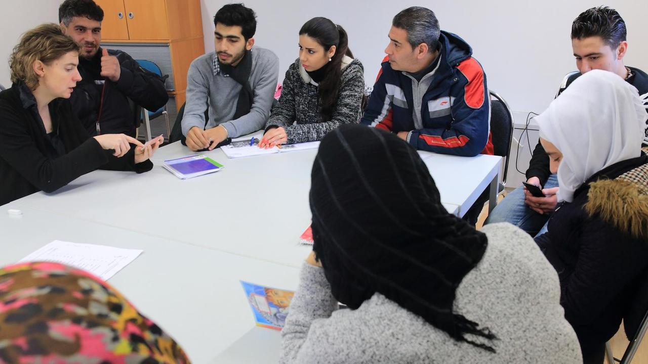Eine Dozentin unterrichtet am 04.02.2016 in Osterburg (Sachsen-Anhalt) Flüchtlinge aus Syrien während eines Deutschkurses.