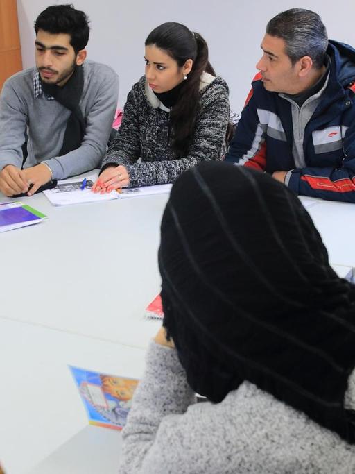 Eine Dozentin unterrichtet am 04.02.2016 in Osterburg (Sachsen-Anhalt) Flüchtlinge aus Syrien während eines Deutschkurses.