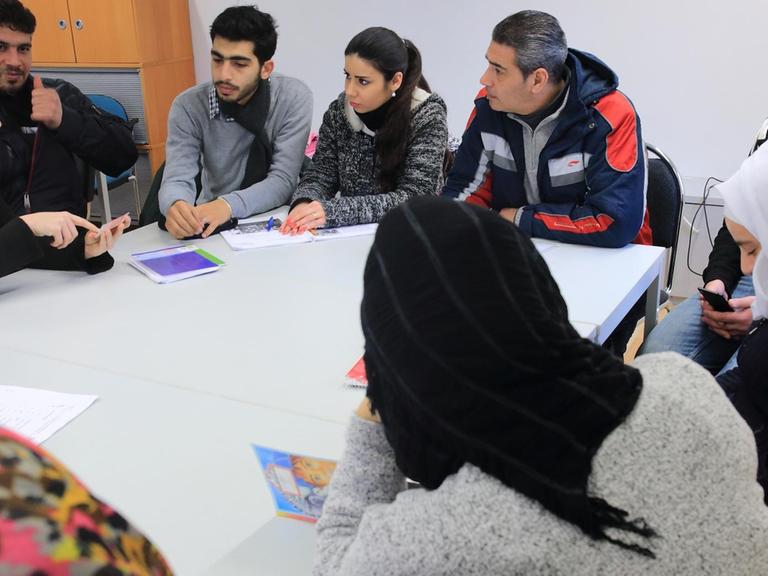 Dozentin Ursula Achterkamp (l.), unterrichtet am 04.02.2016 in Osterburg (Sachsen-Anhalt) Flüchtlinge aus Syrien während eines Deutschkurses.