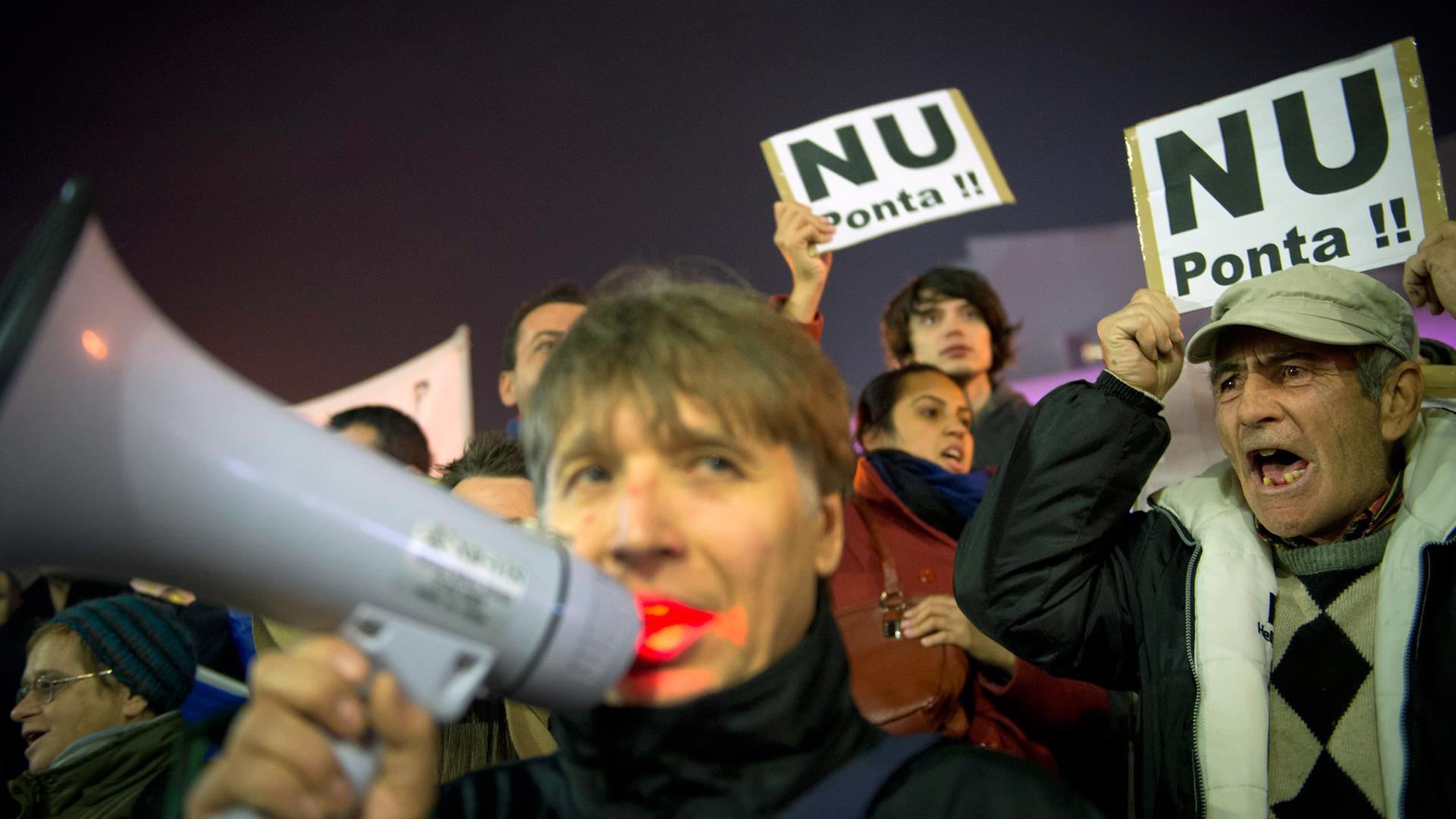 Demonstranten in Bukarest halten Schilder mit "Nu Ponta!!" hoch und rufen Slogans gegen den rumänischen Premier und Präsidentschaftskandidaten Victor Ponta. Demonstranten in Bukarest halten Schilder mit "Nu Ponta!!" hoch und rufen Slogans gegen den rumänischen Premier und Präsidentschaftskandidaten Victor Ponta.