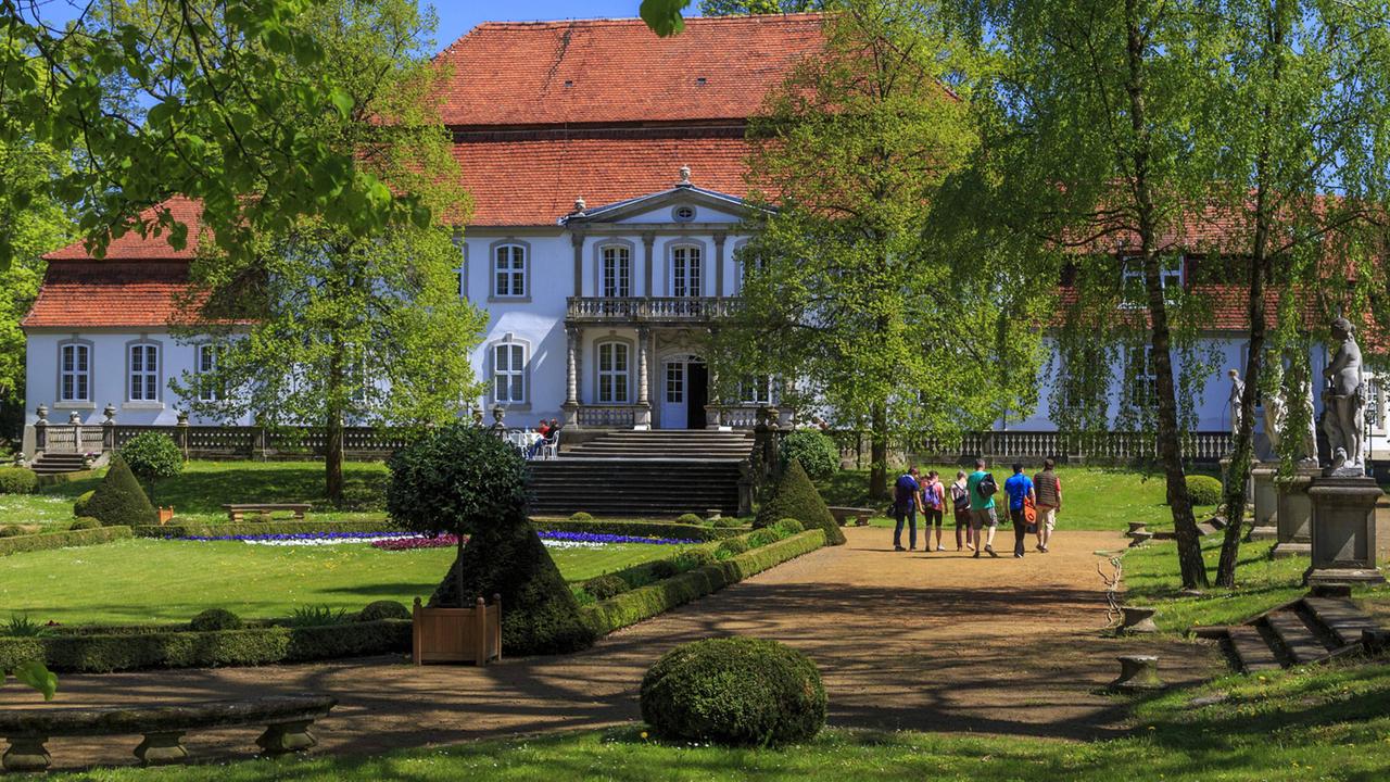 Schloss Wiepersdorf war der Landsitz von Bettina und Achim von Arnim, heute ist es ein Künstlerhaus. Schloss Wiepersdorf war der Landsitz von Bettina und Achim von Arnim, heute ist es ein Künstlerhaus.