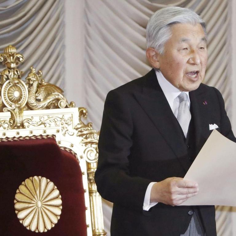 Japans Kaiser Akihito steht vor seinem Thron
