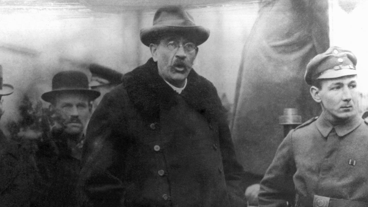 Undatierte Aufnahme des SPD-Politikers Gustav Noske (M) bei einer Agitationsrede. Gustav Noske wurde am 9. Juli 1868 in Brandenburg geboren. Er gehörte zum rechten Flügel der SPD. 1918 und 1919 leitete er die Niederschlagung revolutionärer Aufstände (Matrosenaufstand in Kiel, Spartakusaufstand in Berlin). Damit hoffte er, die noch junge parlamentarische Demokratie sichern zu können. Vom linken SPD-Flügel wurde dem als "Bluthund" titulierten Noske ein neues Reichstagsmandat verweigert. Als Reichswehrminister trat er nach dem Kapp-Putsch 1920 zurück. Von 1920 bis 1923 war er Oberpräsident von Hannover. Ab 1940 war Noske im Widerstand. Gustav Noske starb am 30. November 1946 in Hannover. | Verwendung weltweit Undatierte Aufnahme des SPD-Politikers Gustav Noske (M) bei einer Agitationsrede. Gustav Noske wurde am 9. Juli 1868 in Brandenburg geboren. Er gehörte zum rechten Flügel der SPD. 1918 und 1919 leitete er die Niederschlagung revolutionärer Aufstände (Matrosenaufstand in Kiel, Spartakusaufstand in Berlin). Damit hoffte er, die noch junge parlamentarische Demokratie sichern zu können. Vom linken SPD-Flügel wurde dem als "Bluthund" titulierten Noske ein neues Reichstagsmandat verweigert. Als Reichswehrminister trat er nach dem Kapp-Putsch 1920 zurück. Von 1920 bis 1923 war er Oberpräsident von Hannover. Ab 1940 war Noske im Widerstand. Gustav Noske starb am 30. November 1946 in Hannover. | Verwendung weltweit