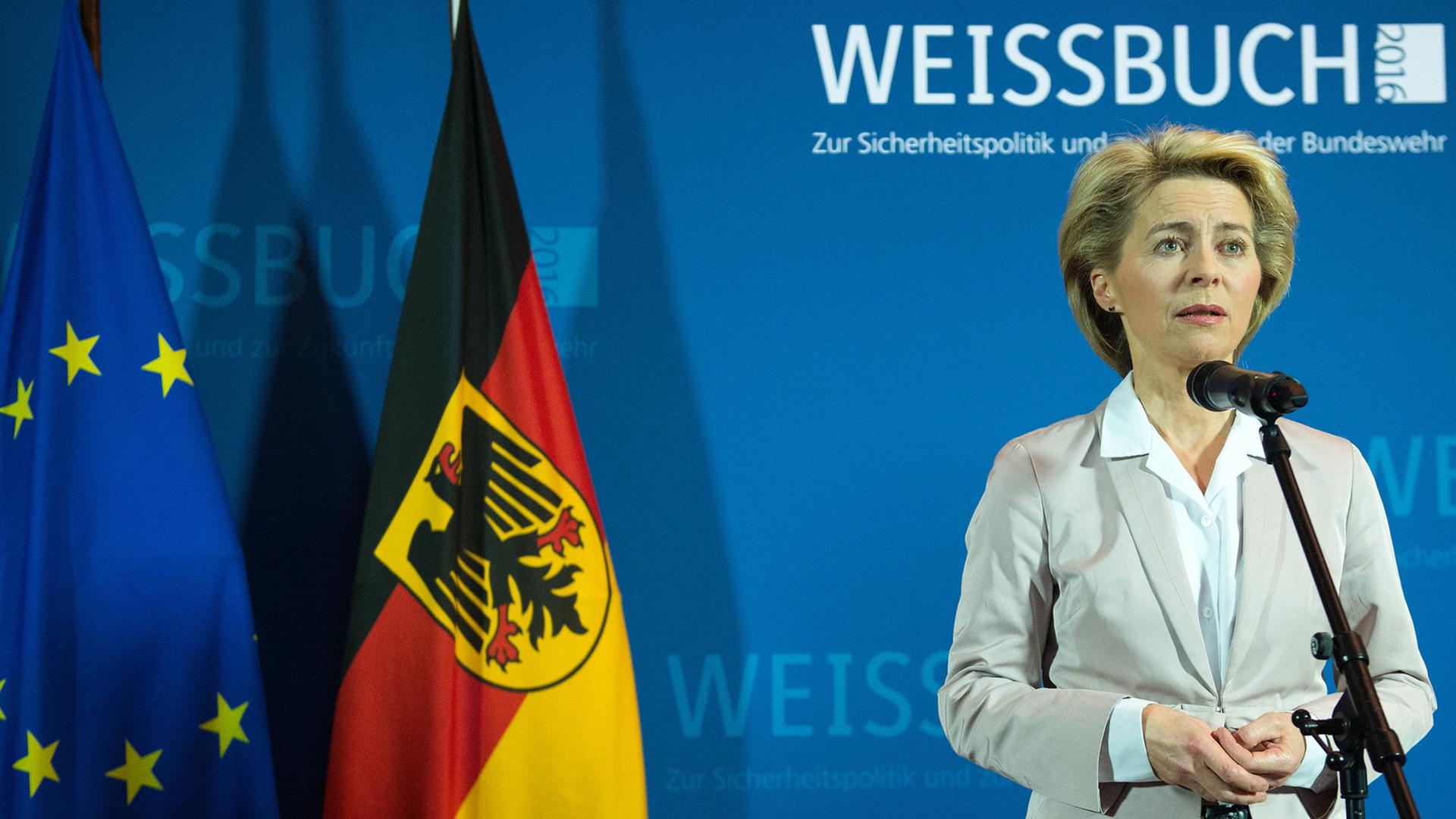 Bundesverteidigungsministerin Ursula von der Leyen (CDU) stellt Weißbuch 2016 vor Bundesverteidigungsministerin Ursula von der Leyen (CDU) stellt Weißbuch 2016 vor