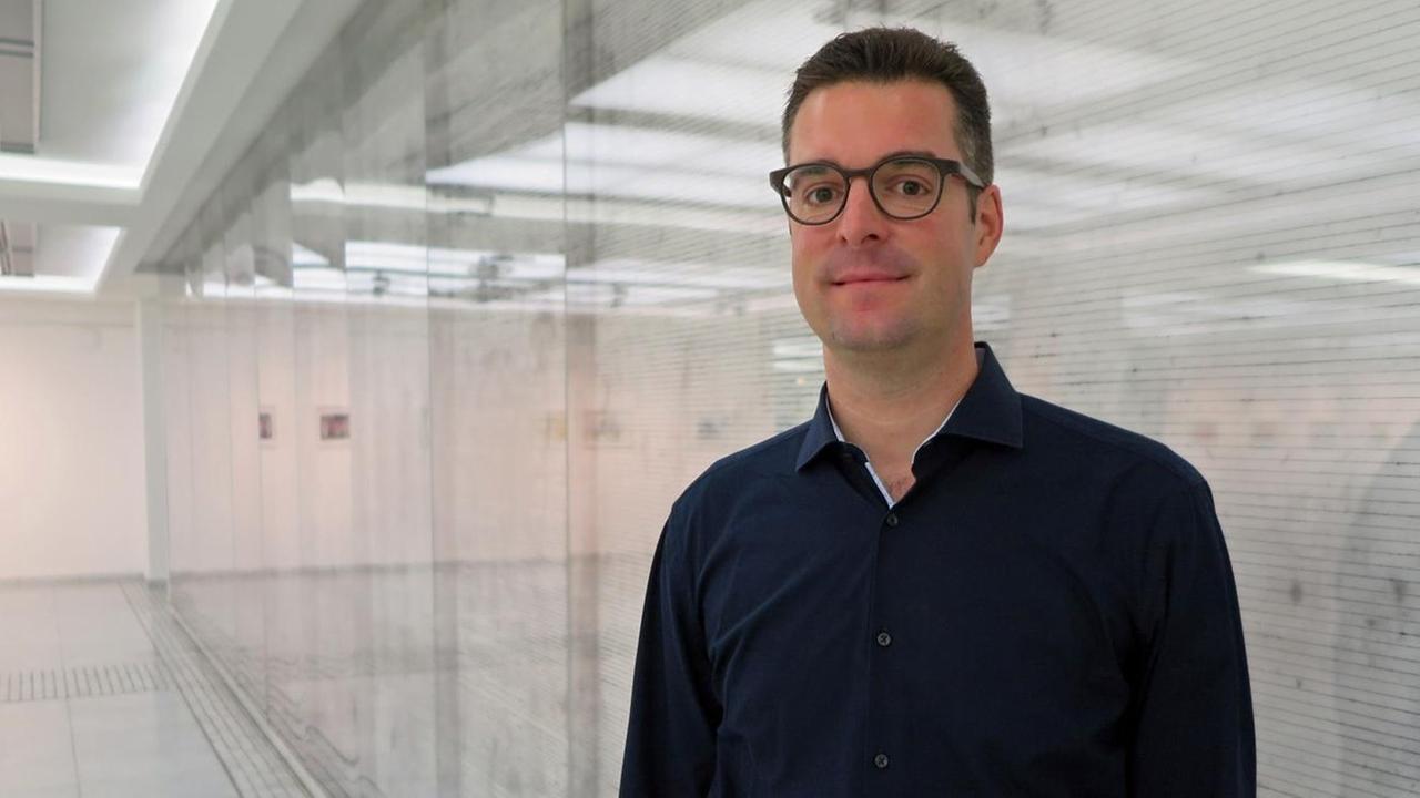 Marc Grandmontagne steht vor einer Wand im Deutschlandfunk Marc Grandmontagne steht vor einer Wand im Deutschlandfunk