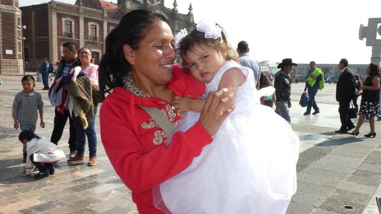 Mutter mit Kleinkind in Tüll vor der Basilika der Jungfrau von Guadalupe. Mutter mit Kleinkind in Tüll vor der Basilika der Jungfrau von Guadalupe.