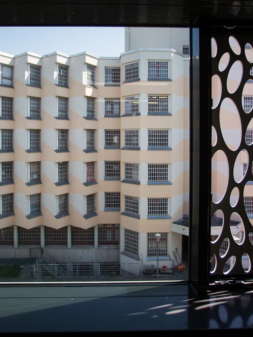 Gelaserte Stahlbleche ersetzten die Gitter an den Fenstern der Zimmer der neuen Sicherungsverwahrung in der JVA Tegel in Berlin.
