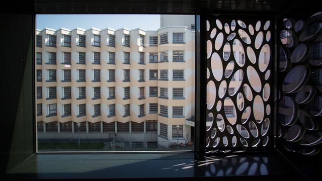 Gelaserte Stahlbleche ersetzten die Gitter an den Fenstern der Zimmer der neuen Sicherungsverwahrung in der JVA Tegel in Berlin.