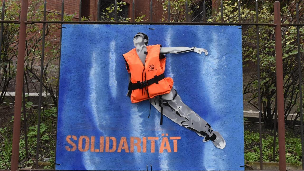 Ein Plakat vor der Berliner Gethsemane-Kirche wirbt für Solidarität mit Flüchtlingen Ein Plakat vor der Berliner Gethsemane-Kirche wirbt für Solidarität mit Flüchtlingen