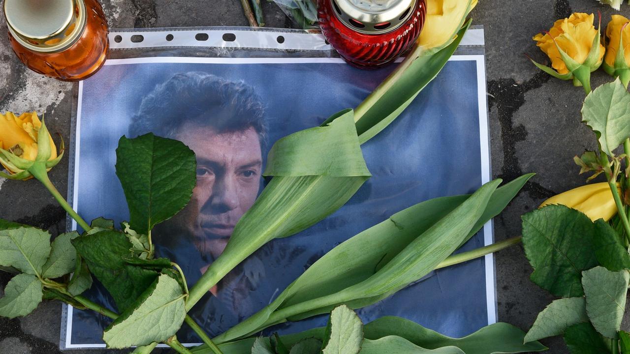 Gedenken an den russischen Oppositionspolitiker Boris Nemzow, der in Moskau unweit des Kremls erschossen wurde. Gedenken an den russischen Oppositionspolitiker Boris Nemzow, der in Moskau unweit des Kremls erschossen wurde.