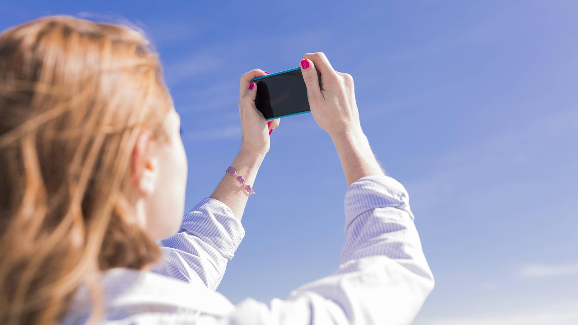 Eine Frau macht einen Selfie. Eine Frau macht einen Selfie.
