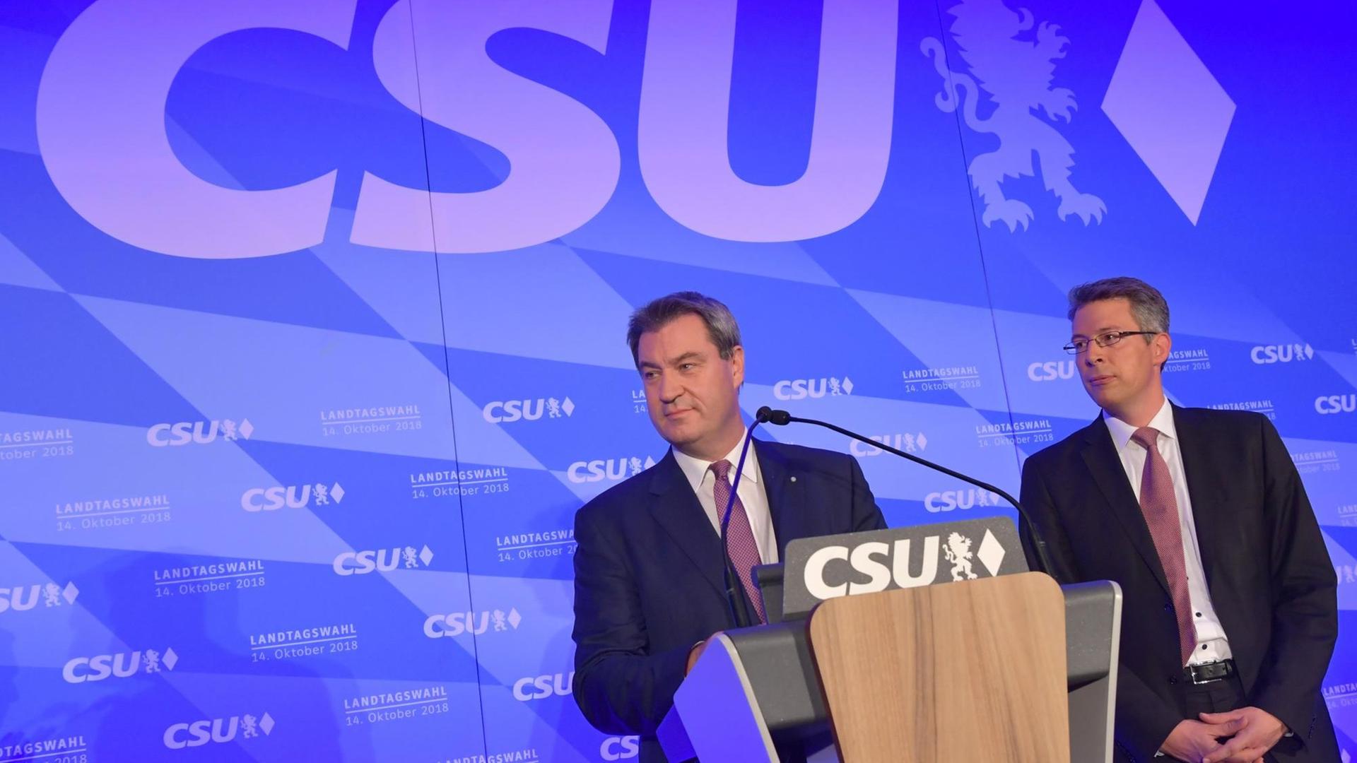 Bayern, München: Markus Söder (l, CSU), Ministerpräsident von Bayern, kommt zur Wahlparty der CSU in den Landtag und spricht zu den Anhängern. Die Wähler in Bayern haben ein neues Landesparlament gewählt. Rechts neben ihm steht Markus Blume, Generalsekretär der CSU. Bayern, München: Markus Söder (l, CSU), Ministerpräsident von Bayern, kommt zur Wahlparty der CSU in den Landtag und spricht zu den Anhängern. Die Wähler in Bayern haben ein neues Landesparlament gewählt. Rechts neben ihm steht Markus Blume, Generalsekretär der CSU.