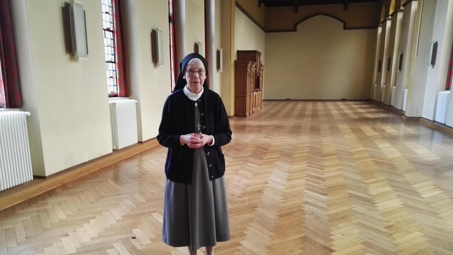 Schwester Maria Monheim im Speisesaal des ehemaligen Klosters Calvarienberg Schwester Maria Monheim im Speisesaal des ehemaligen Klosters Calvarienberg