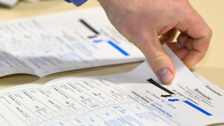 Ein Wahlhelfer zählt am 22.09.2013 in Erfurt (Thüringen) die abgegebenen Stimmen zur Bundestagswahl aus. Ein Wahlhelfer zählt am 22.09.2013 in Erfurt (Thüringen) die abgegebenen Stimmen zur Bundestagswahl aus.