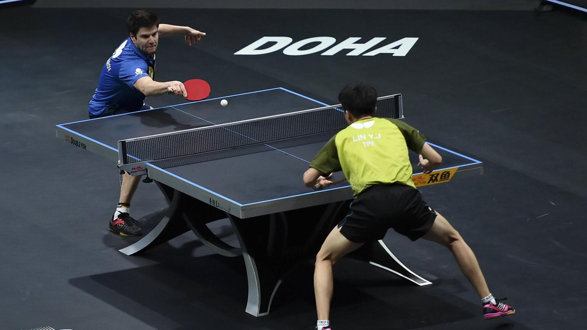 Dimitrij Ovtcharov spilet beim WTT-Finale in Doha gegen Lin Yun-Ju