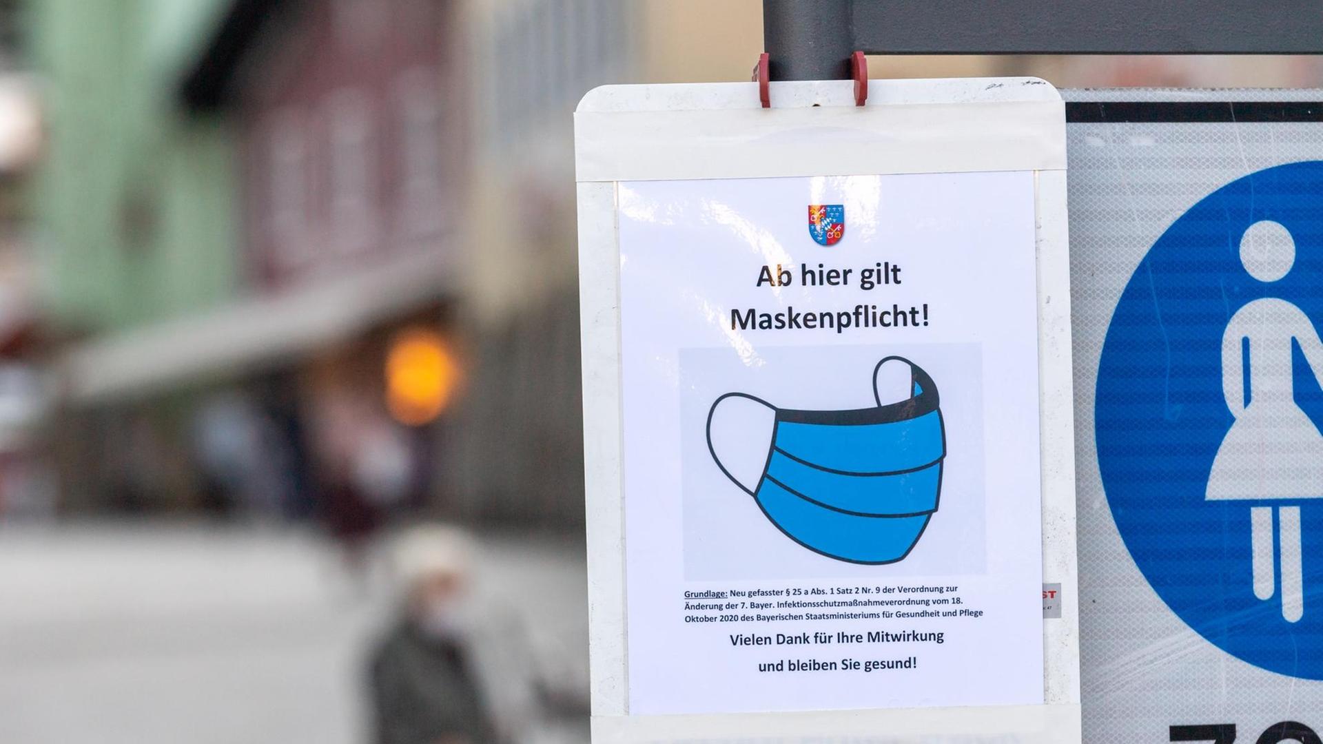 Ein Schild mit der Aufschrift "Ab hier gilt Maskenpflicht!" hängt am Eingang der Fußgängerzone in Berchtesgaden Ein Schild mit der Aufschrift "Ab hier gilt Maskenpflicht!" hängt am Eingang der Fußgängerzone in Berchtesgaden