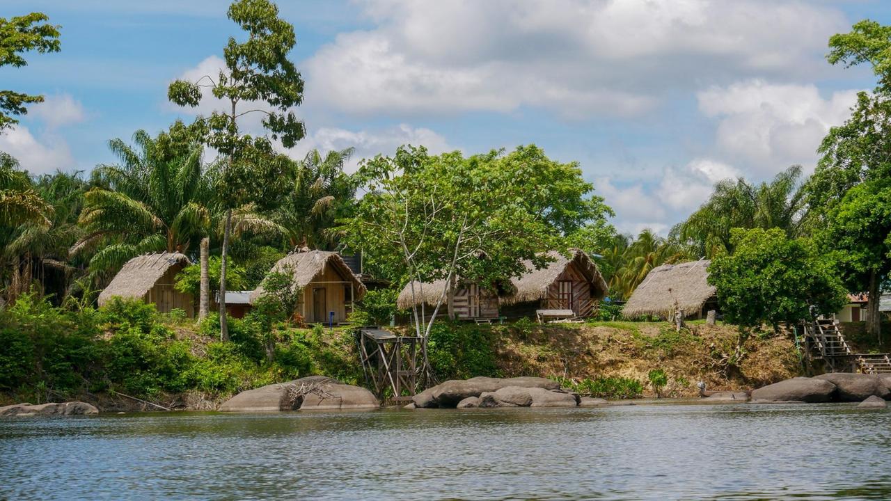 Am Ufer entlang des Suriname-Flusses liegen viele Maroon-Dörfer. Die Menschen sind Nachfahren ehemaliger Sklaven und leben ohne Strom und fließend Wasser.