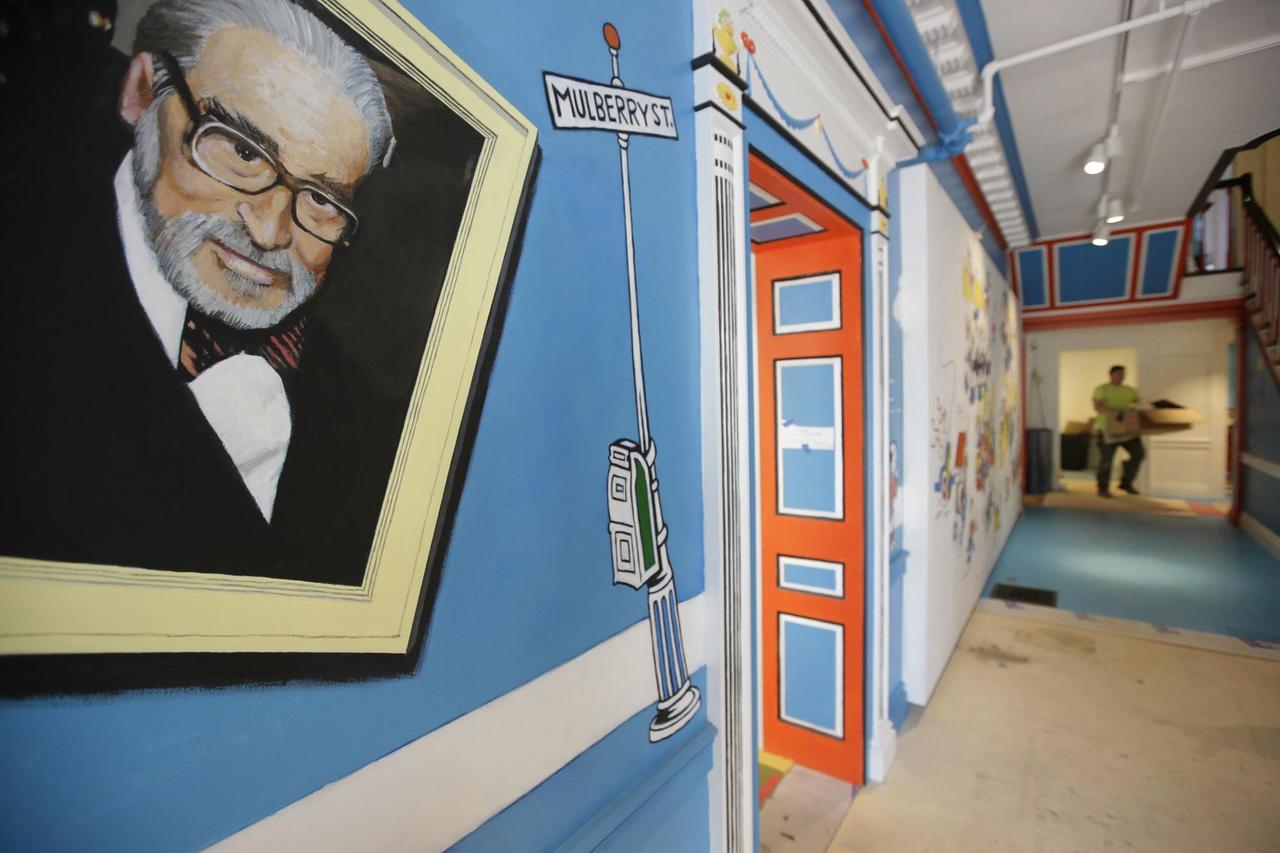 Wandbild mit Theodor Seuss Geisel (links), am Eingang des Museums "Erstaunliche Welt von Dr. Seuss" in Springfield, Massachusetts. Wandbild mit Theodor Seuss Geisel (links), am Eingang des Museums "Erstaunliche Welt von Dr. Seuss" in Springfield, Massachusetts.