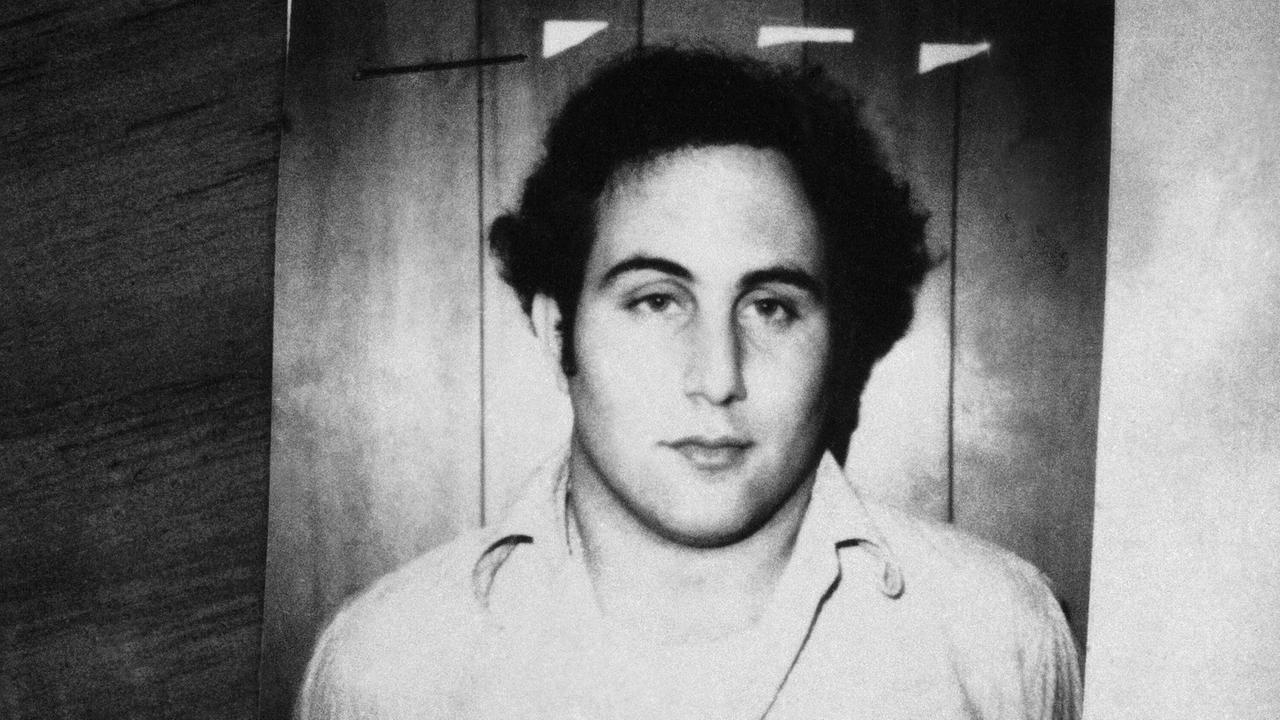 Schwarz-weiss Fotografie eines Mannes, der mit einem leeren Blick leicht nach unten schaut. Schwarz-weiss Fotografie eines Mannes, der mit einem leeren Blick leicht nach unten schaut.