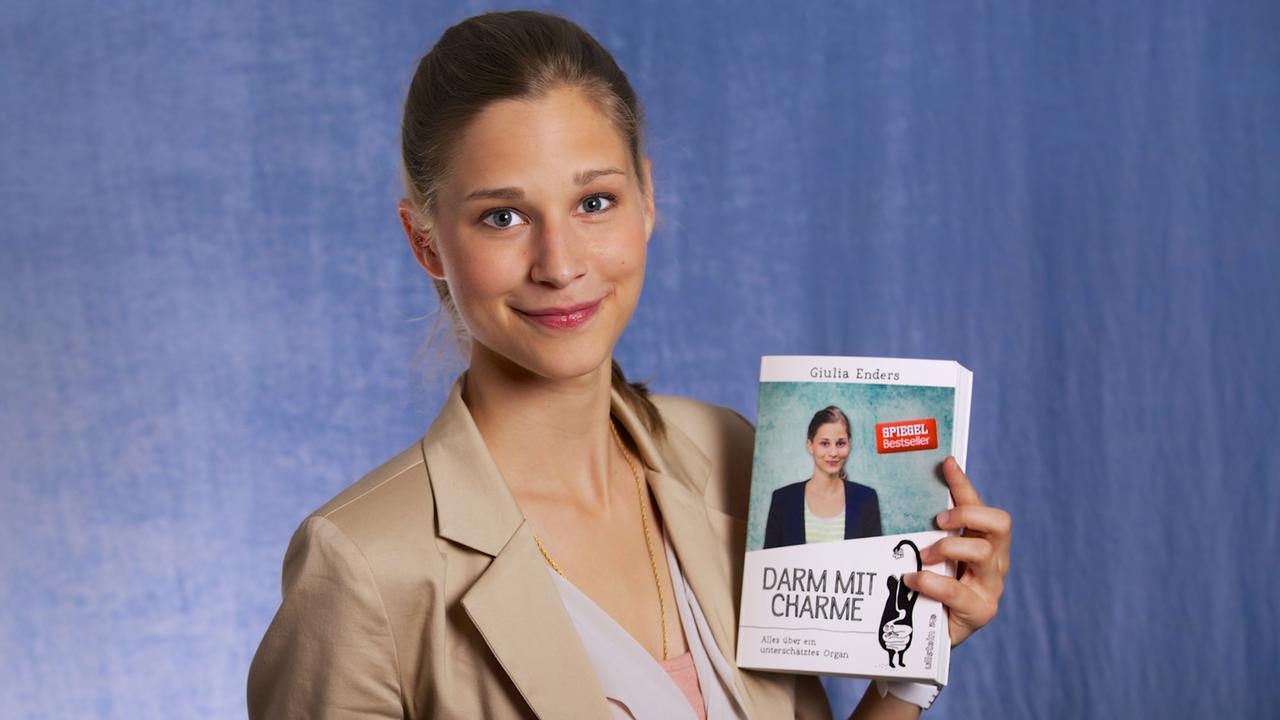 Giulia Enders, deutsche Sachbuchautorin. Ihr Buch "Darm mit Charme" war mit ueber 500000 verkauften Exemplaren, das meistverkaufte Sachbuch Kategorie Paperback des Jahres 2014 in Deutschland. Aufgenommen am 06.02.2015 in Mainz. Foto: Erwin Elsner Giulia Enders, deutsche Sachbuchautorin. Ihr Buch "Darm mit Charme" war mit ueber 500000 verkauften Exemplaren, das meistverkaufte Sachbuch Kategorie Paperback des Jahres 2014 in Deutschland. Aufgenommen am 06.02.2015 in Mainz. Foto: Erwin Elsner