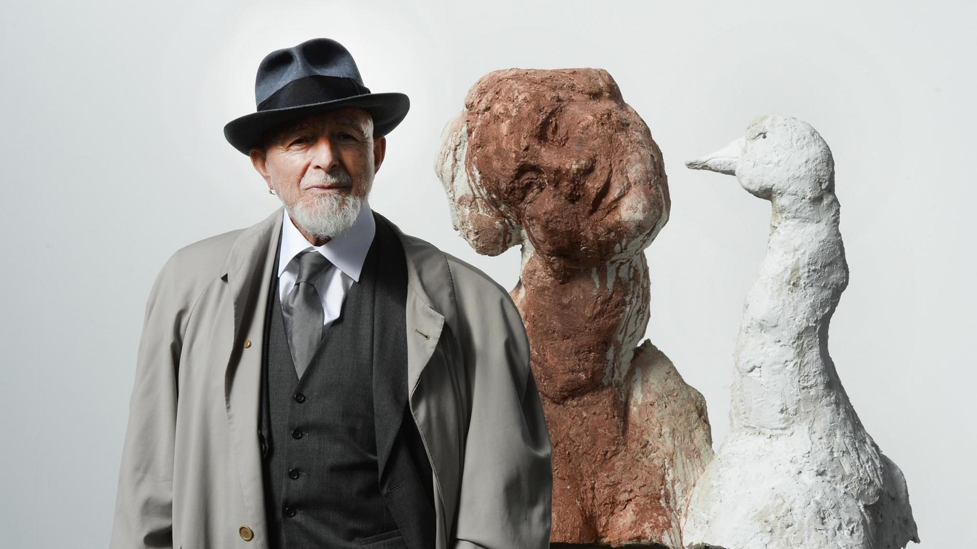 Der Künstler Markus Lüpertz steht vor einem Modell seiner Skulptur "LEDA". Der Künstler Markus Lüpertz steht vor einem Modell seiner Skulptur "LEDA".