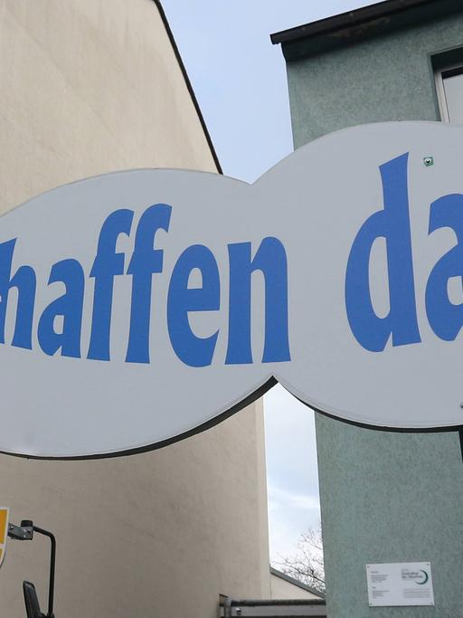Das Zitat von Bundeskanzlerin Angela Merkel "Wir schaffen das!" steht auf einem wolkenförmigen Schild beim Rosenmontagszug in Köln im Februar 2016.
