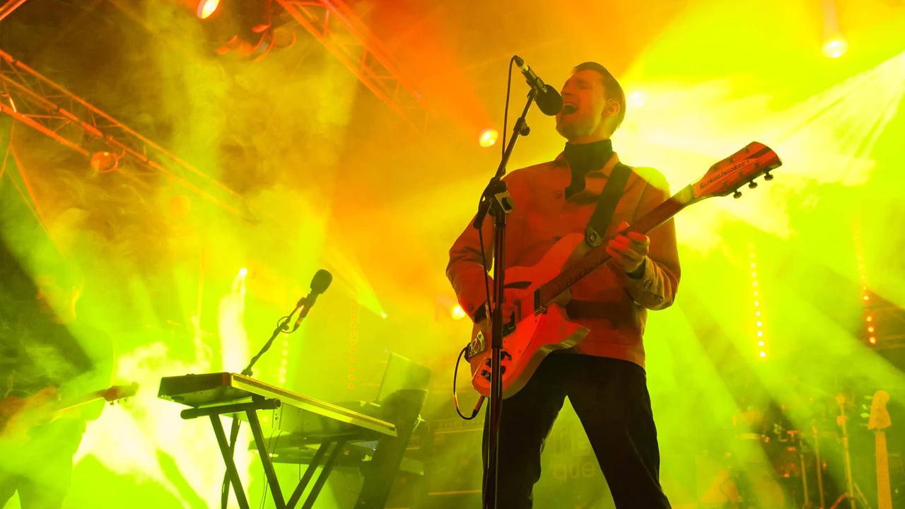 Die Band Wild Beasts bei einem Auftritt - vorne: Frontsänger Hayden Thorpe. Die Band Wild Beasts bei einem Auftritt - vorne: Frontsänger Hayden Thorpe.