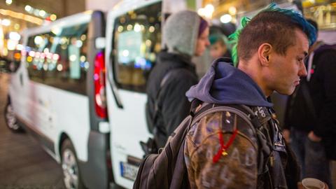 Bedürftige Jugendliche stehen am 13.12.2013 in Berlin auf dem Alexanderplatz an einem Bus des Kinder- und Jugendhauses Bolle.